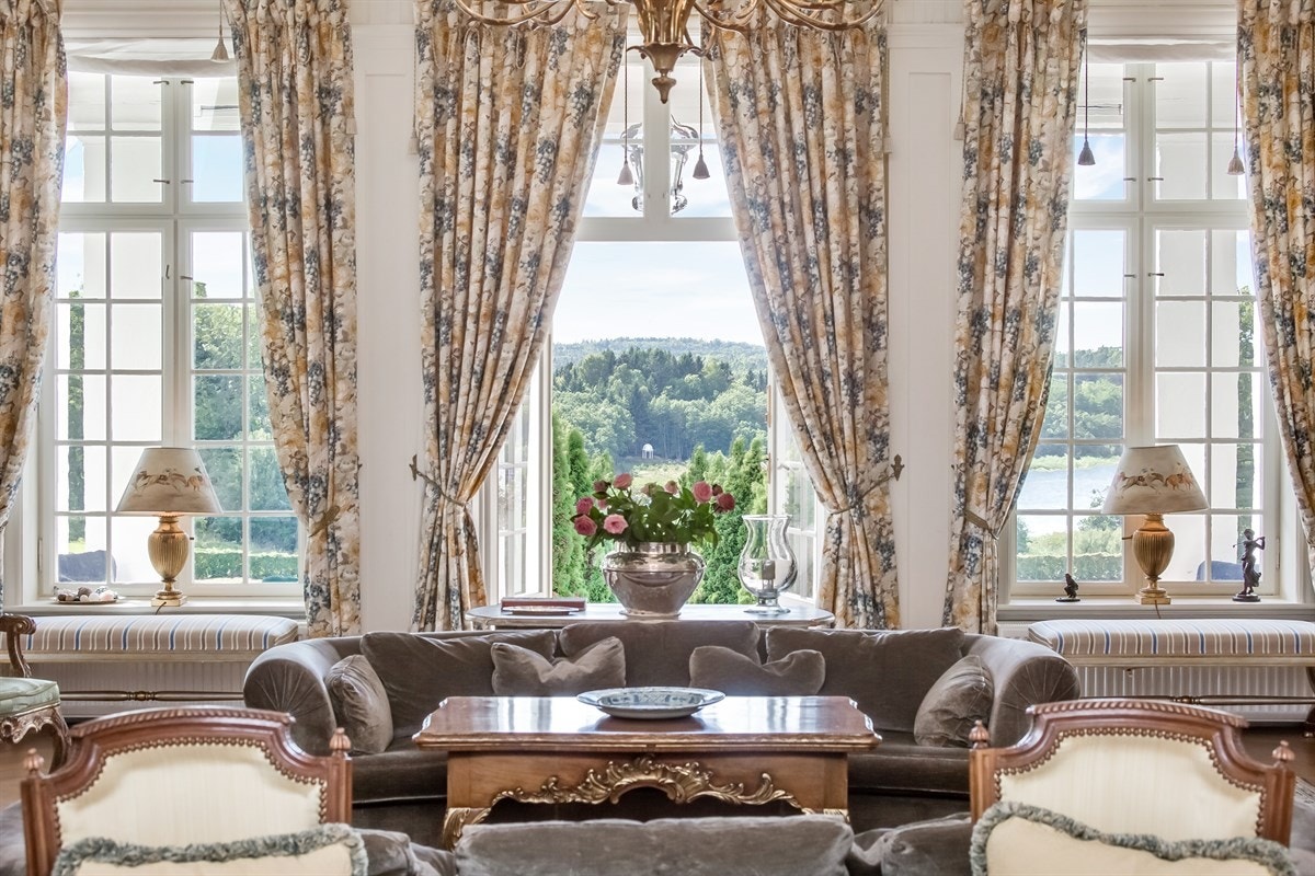 Hovedstuen med utgang til hage og utsikt til Paviljongen Galleribilde