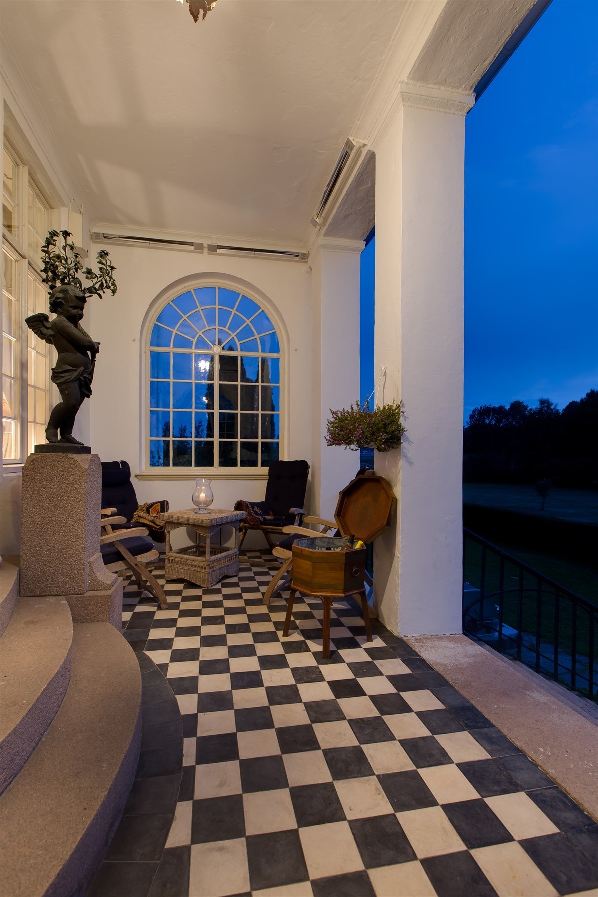 Overbygget uteplass mot Borrevannet og Paviljongen Galleribilde