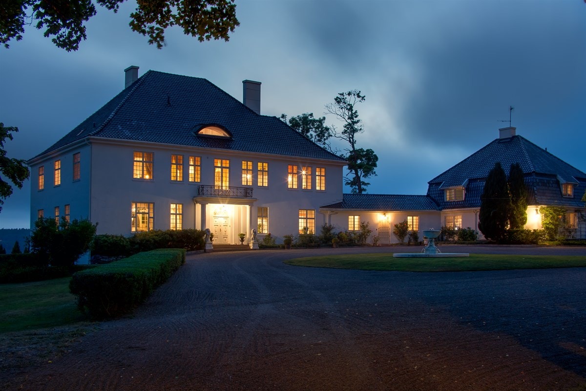 Hovedbygningen og sidebygningen kveldstid Galleribilde