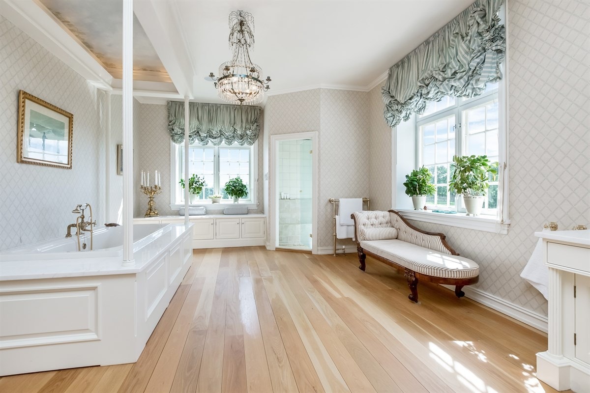 Hovedbadet med badekar og dusj- og steambad Galleribilde