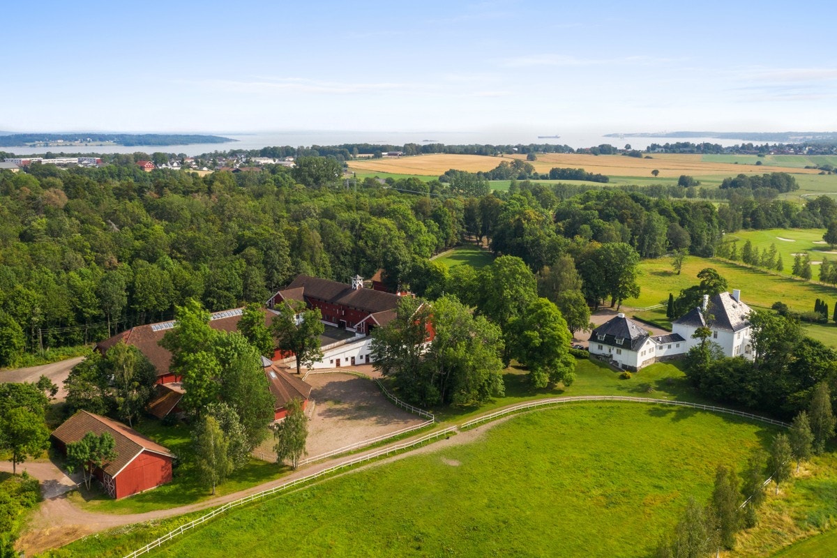 Driftsbygninger inkl. staller og ridehall Galleribilde