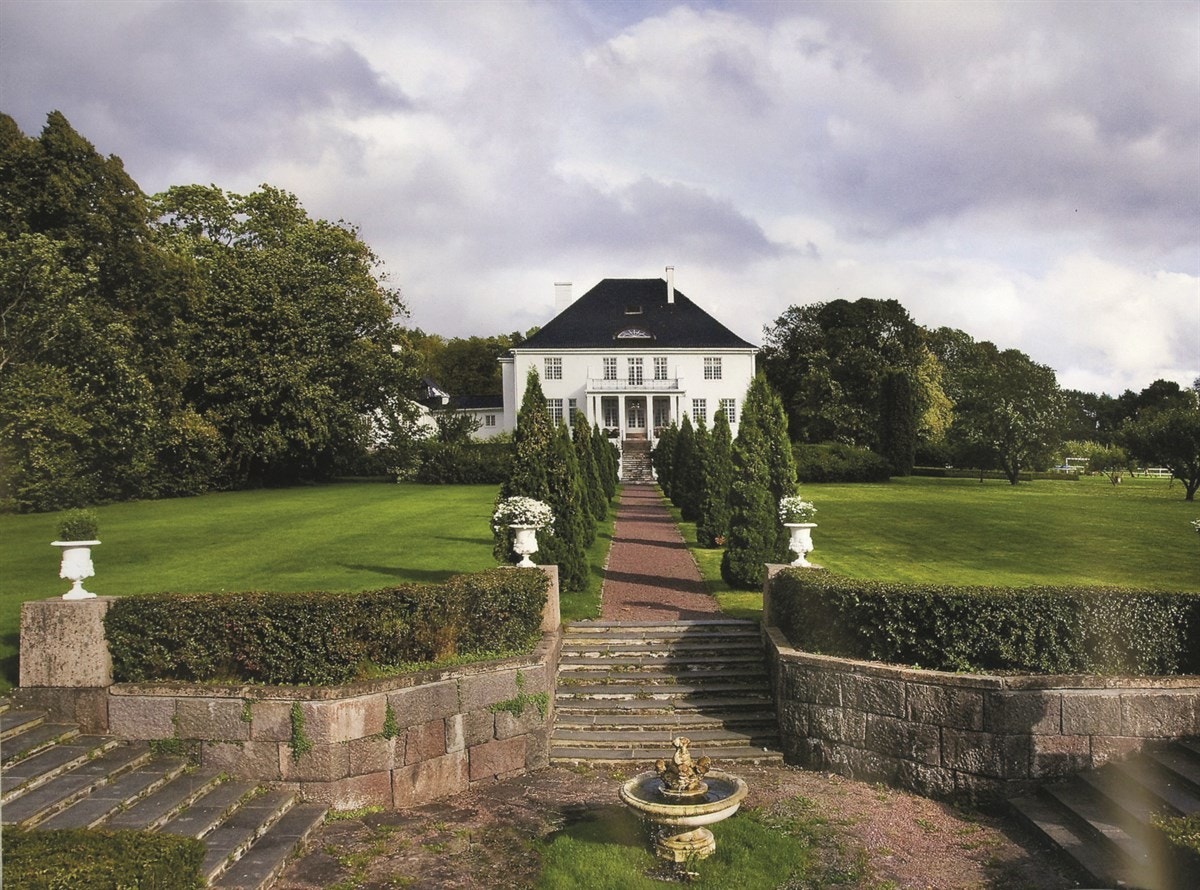 Parkmessig anlagt hage rundt hovedbygningen Galleribilde