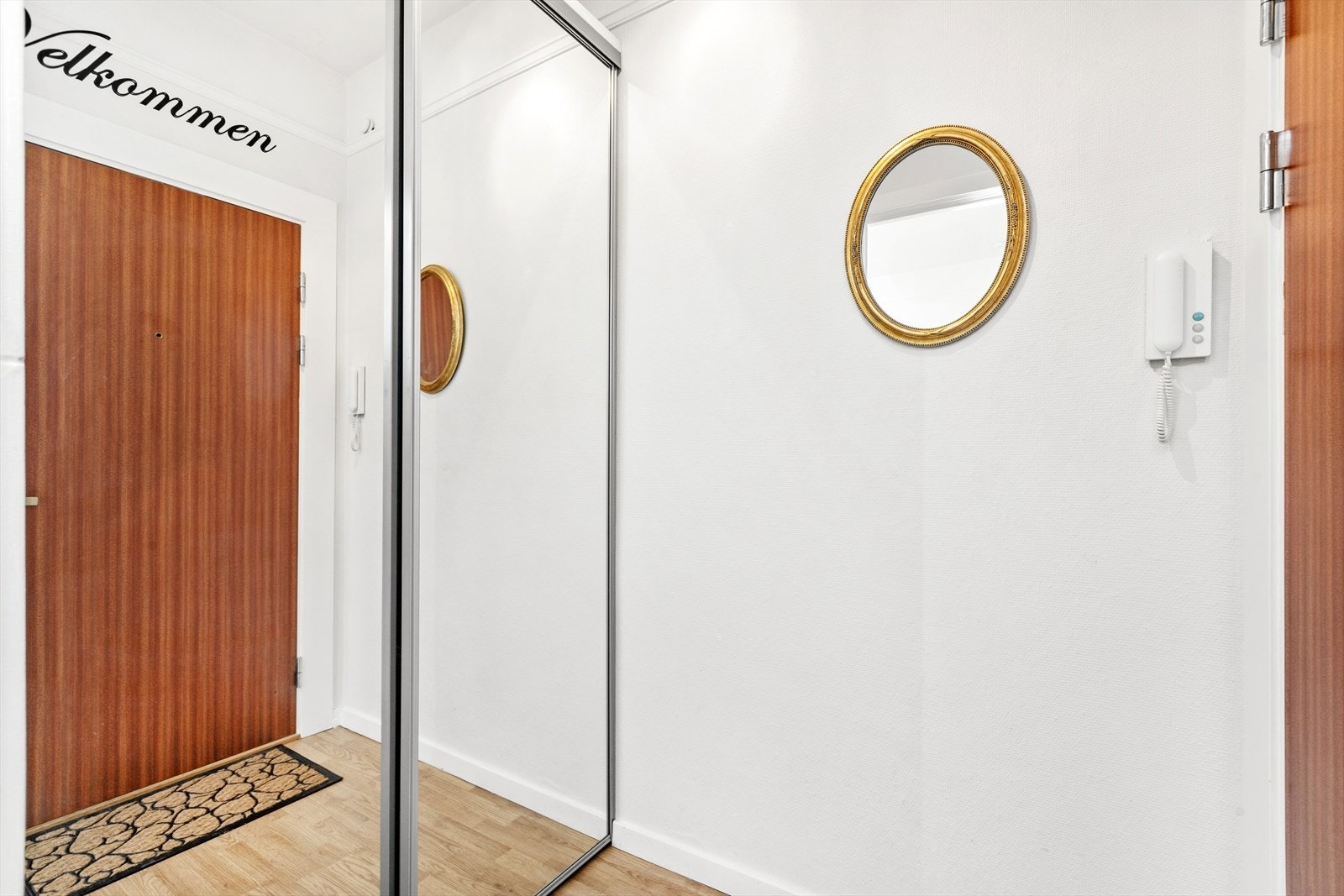 Lys og praktisk entrè med skyvedørsgarderobe. Galleribilde