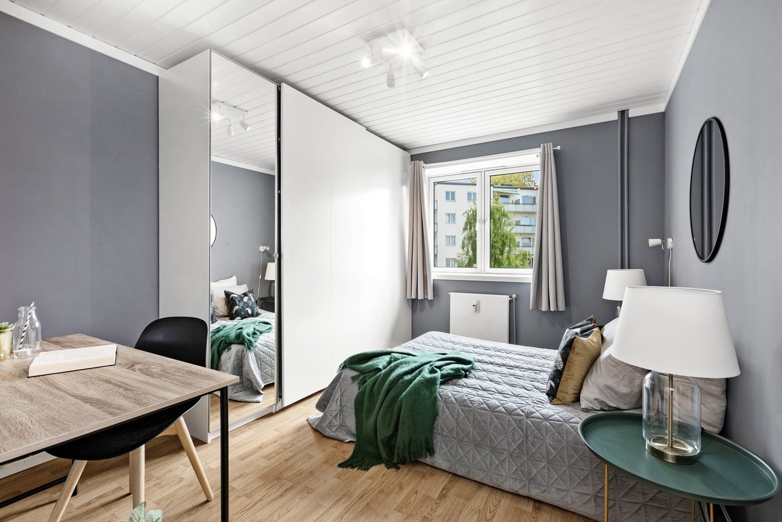 Stort soverom med god plass til dobbeltseng med nattbord, skyvedørsgarderobe og kontorplass. Galleribilde