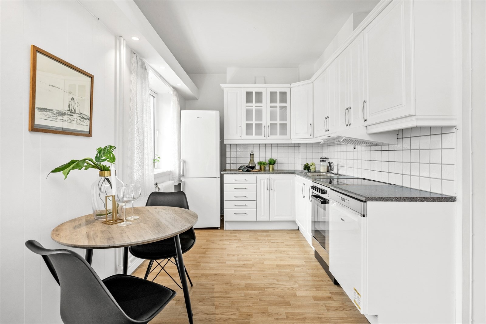 Store vinduer som slipper inn rikelig med lys. Galleribilde
