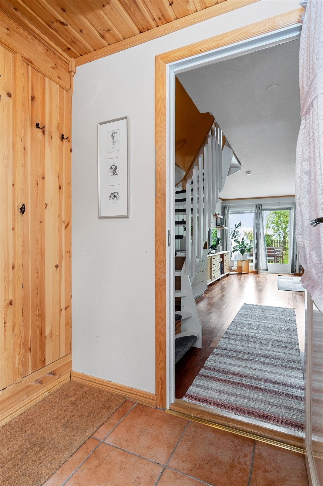 Velkommen inn! Gangen er flislagt og har varme i gulv Galleribilde