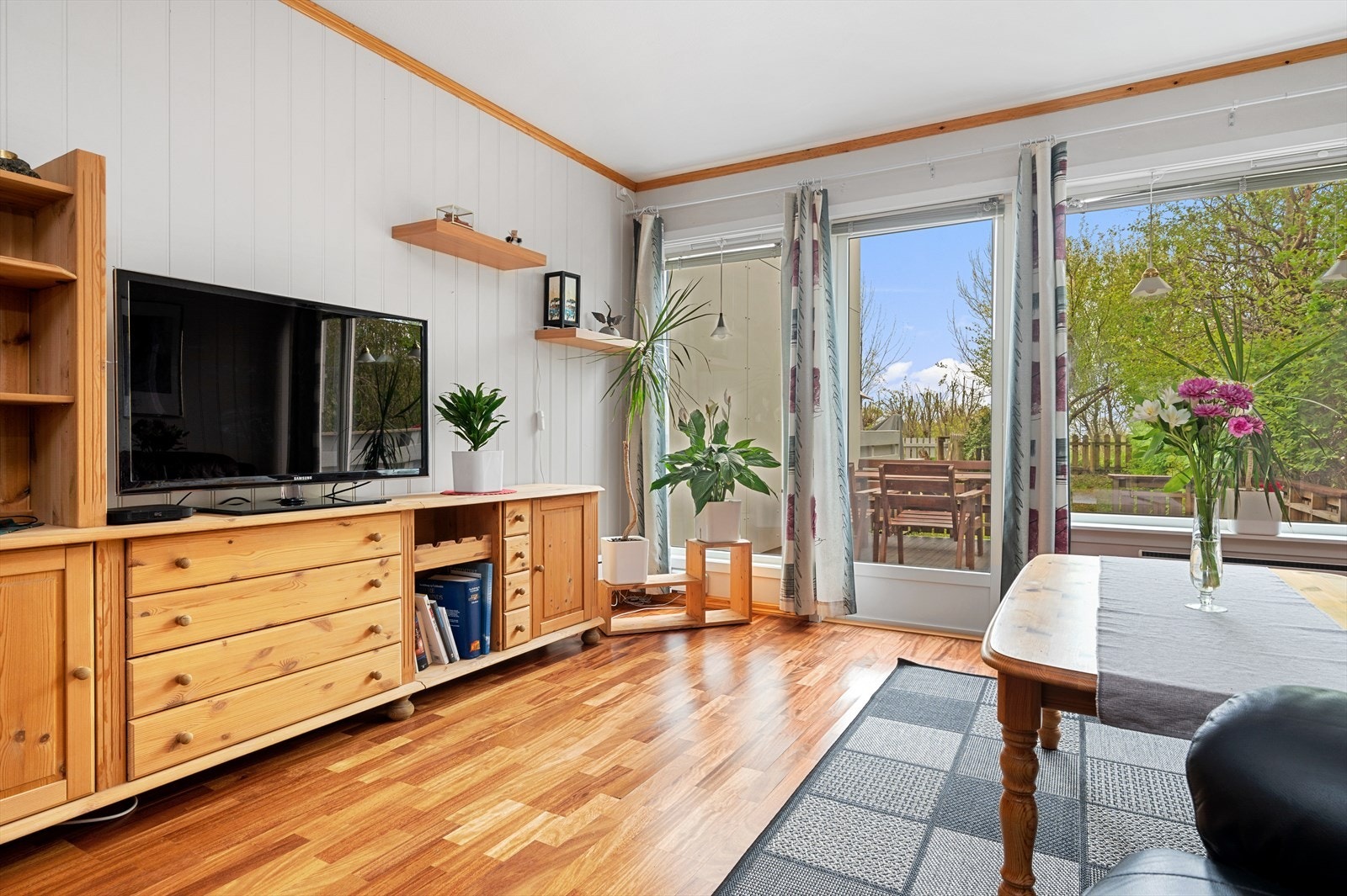 Fra stuen er det utgang til altan og hage Galleribilde