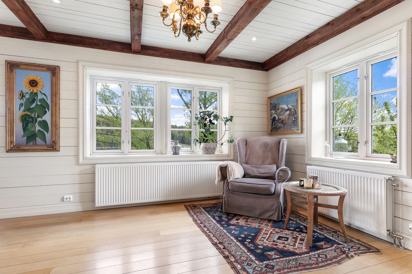 Lesekrok med oversikt over båtlivet utenfor Galleribilde