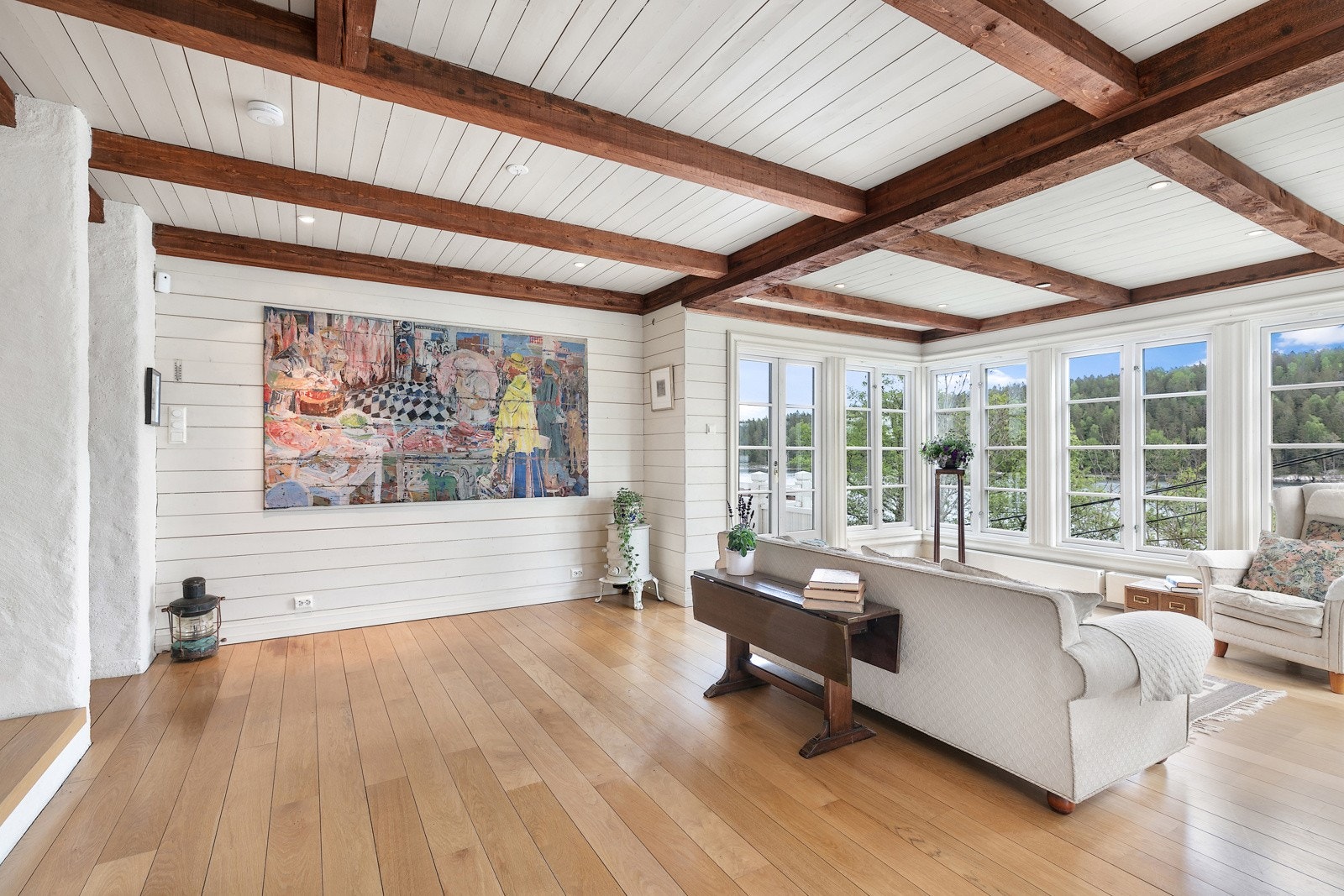 Stuen er stor og har mange muligheter for innredning Galleribilde