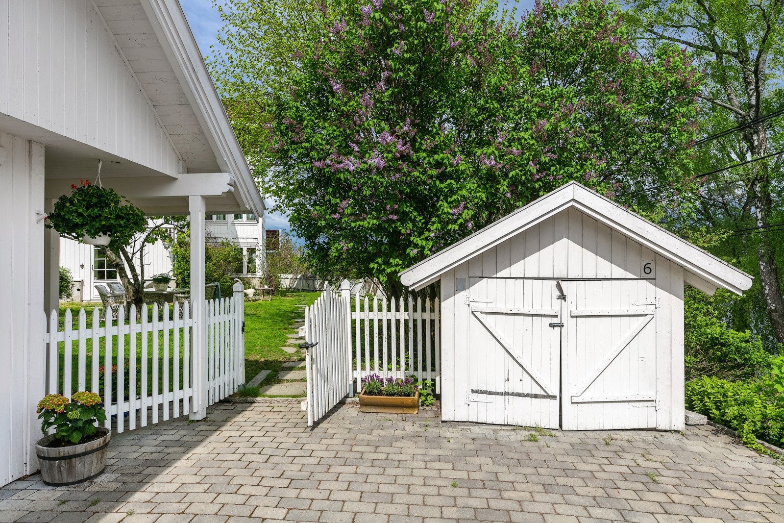 Tomten er inngjerdet, eget lite hus med bod Galleribilde