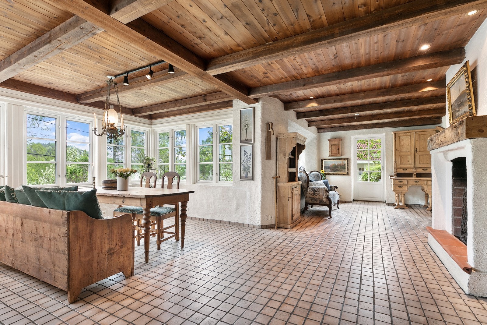 Romslig etasje Galleribilde