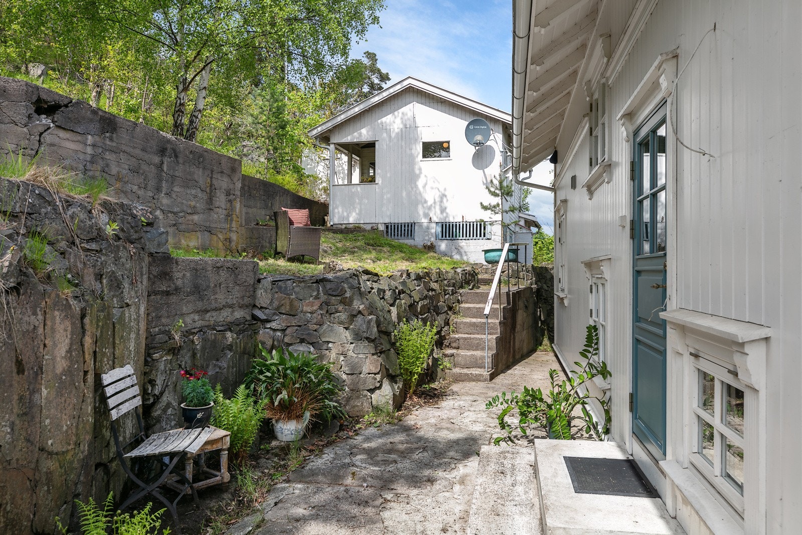 Baksiden av boligen, med inngang til vaskerom. Anneks synes i bakgrunnen Galleribilde