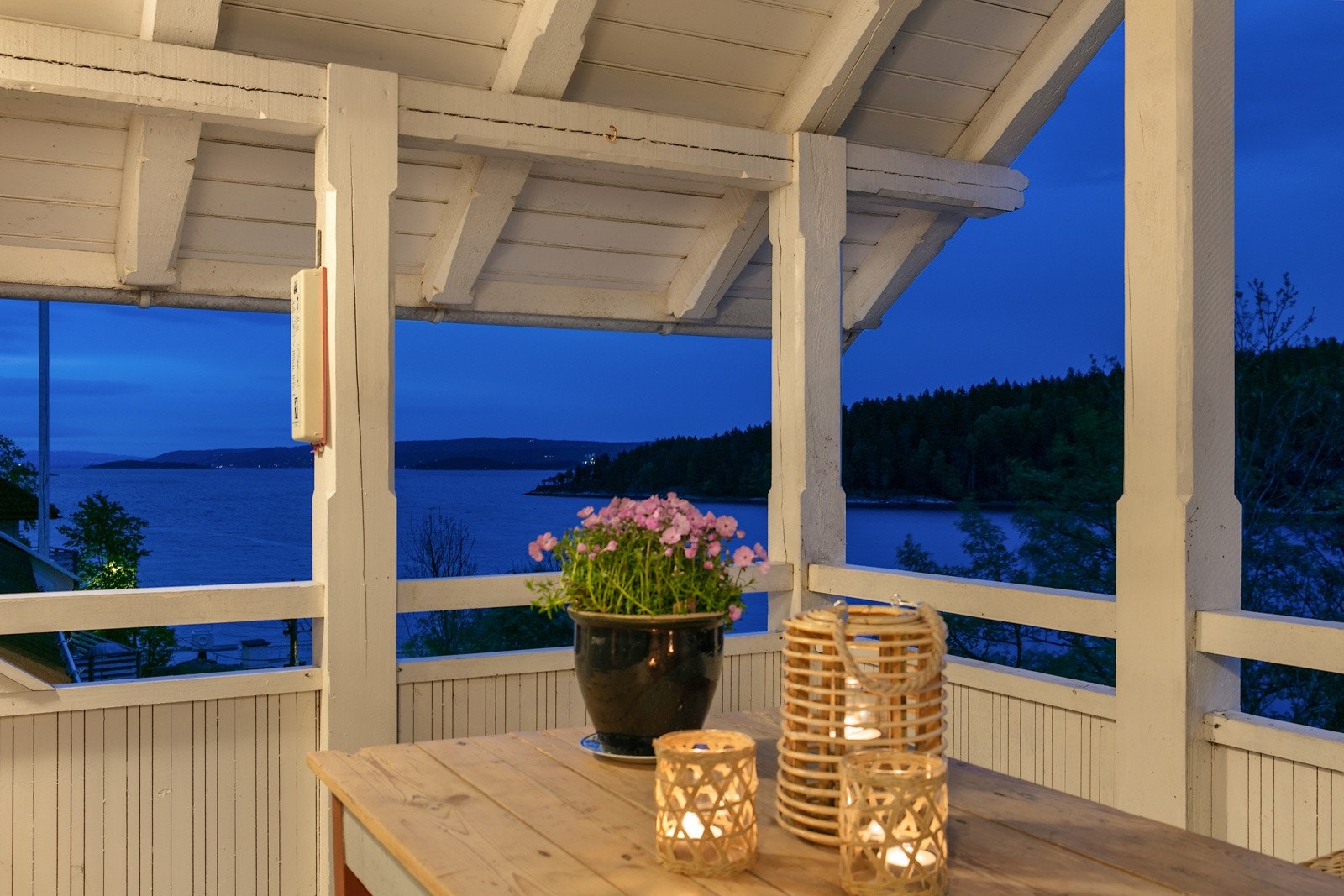 Verandaen er overbygd og du ser fra Oslo til Sætre Galleribilde