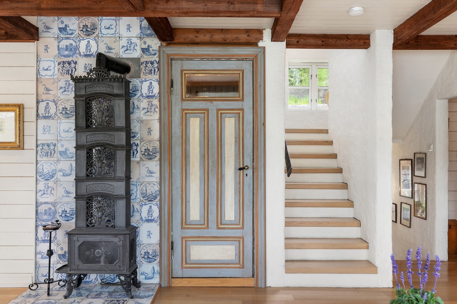 Flott etasjeovn, inngang til vaskerom og trapp til 2 etasje Galleribilde