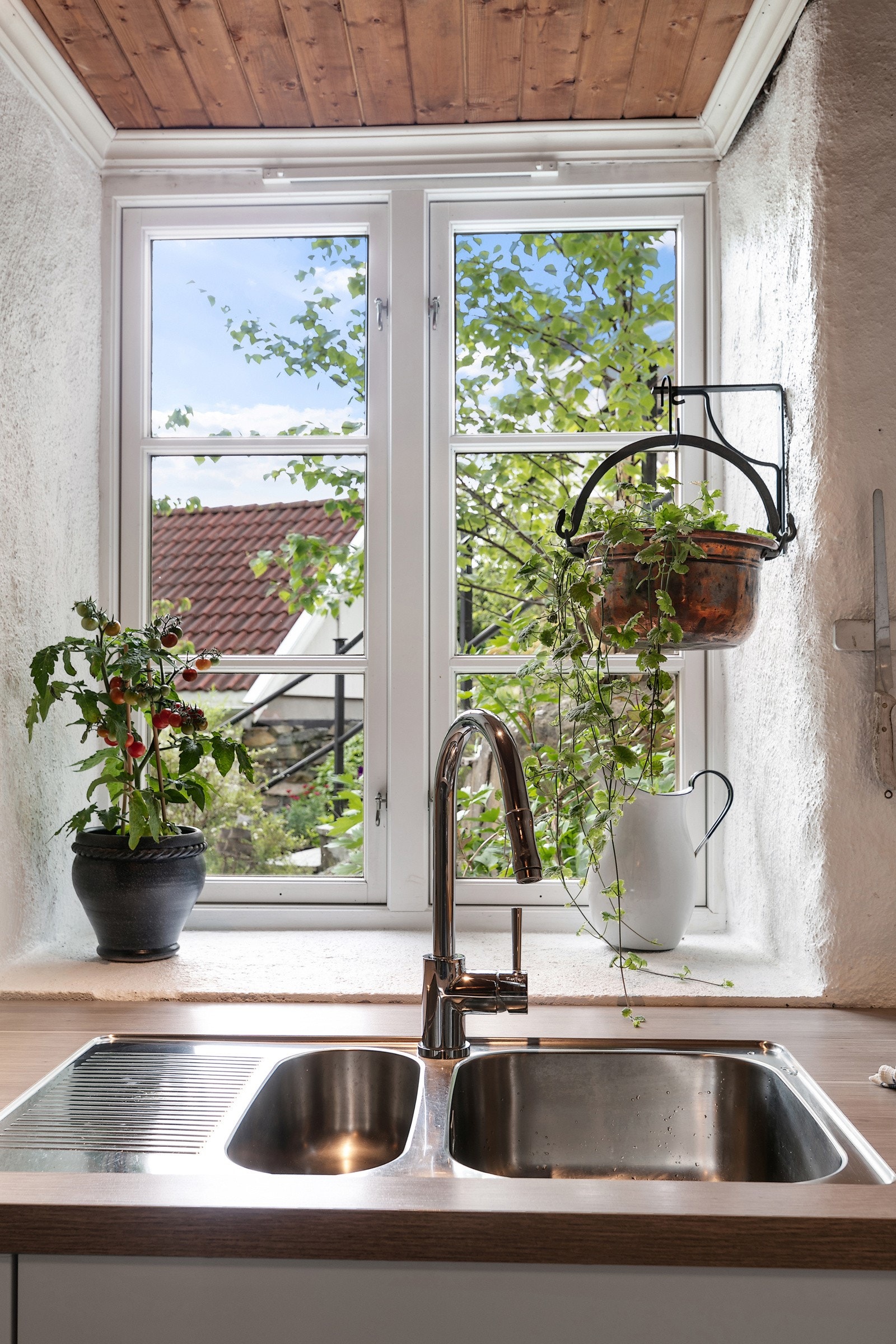 Fra kjøkkenet har du blant annet utsikt til den frodige hagen Galleribilde