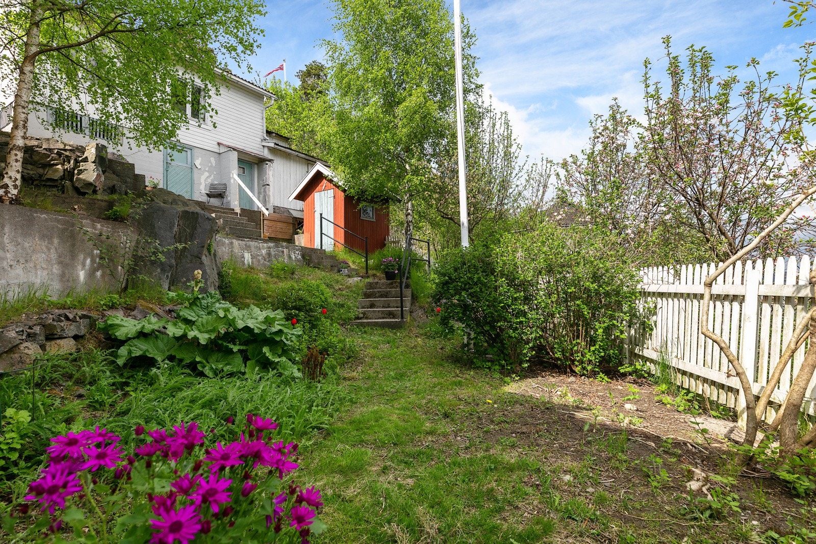 Uteområde mot nord, her finner man også adkomst opp til Purkerud (annekset) Galleribilde