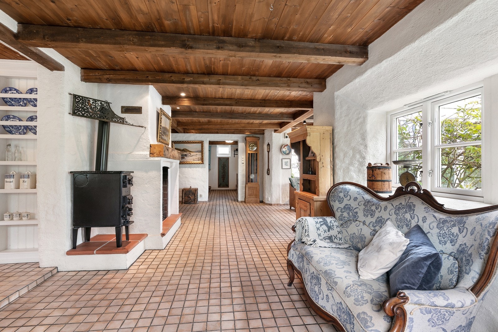 Foto fra hageinngang mot spisestue Galleribilde