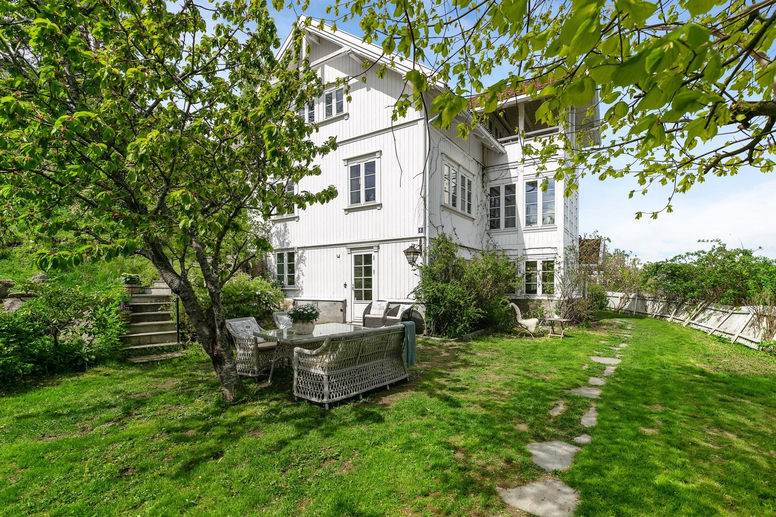 Frodig hage med blomstring til forskjellige tider på vår/sommer Galleribilde