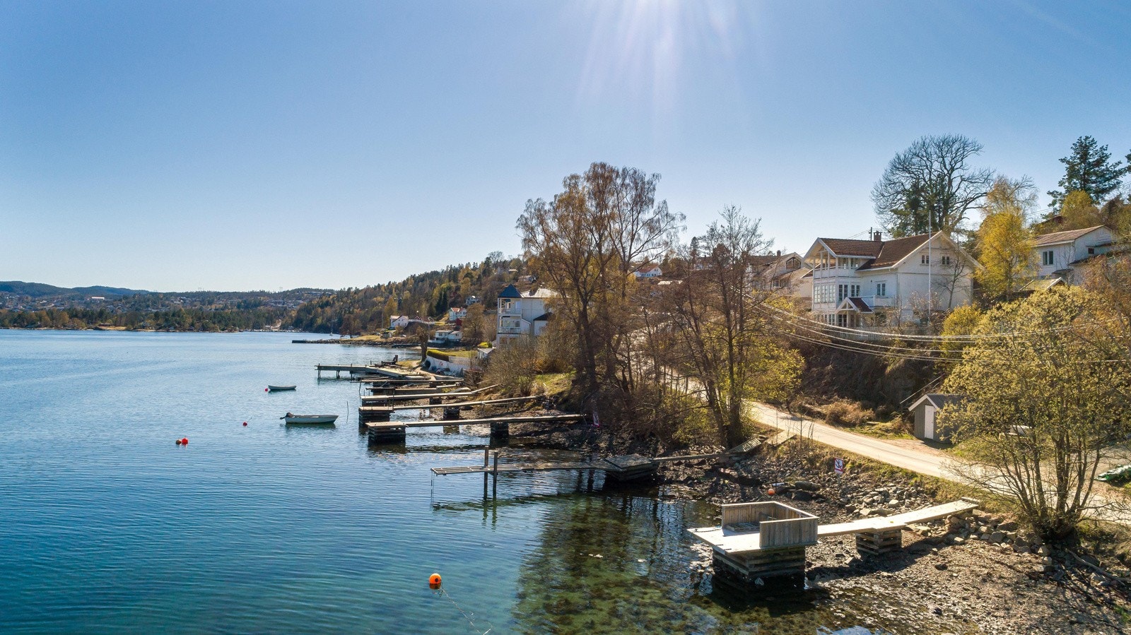 Dronebilde tatt fra nord. Boligen og brygge Galleribilde