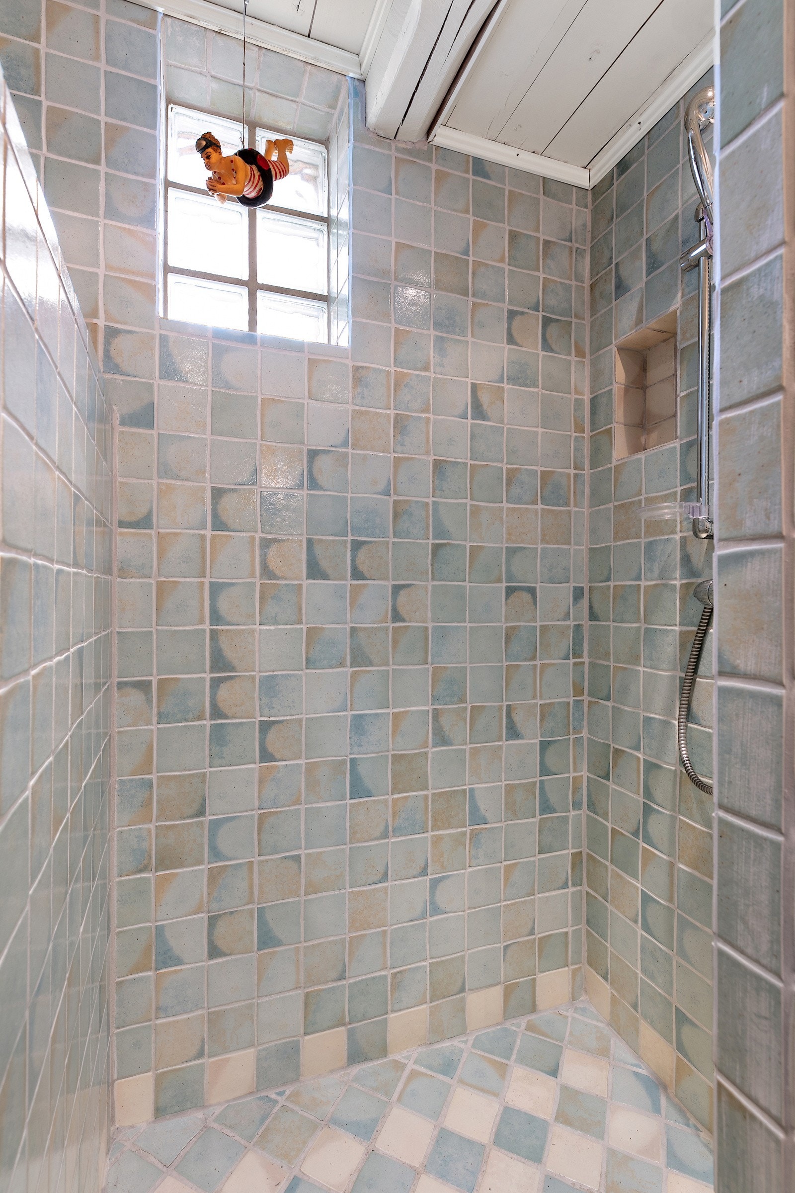 Badet i underetasje har også en god dusjnisje Galleribilde