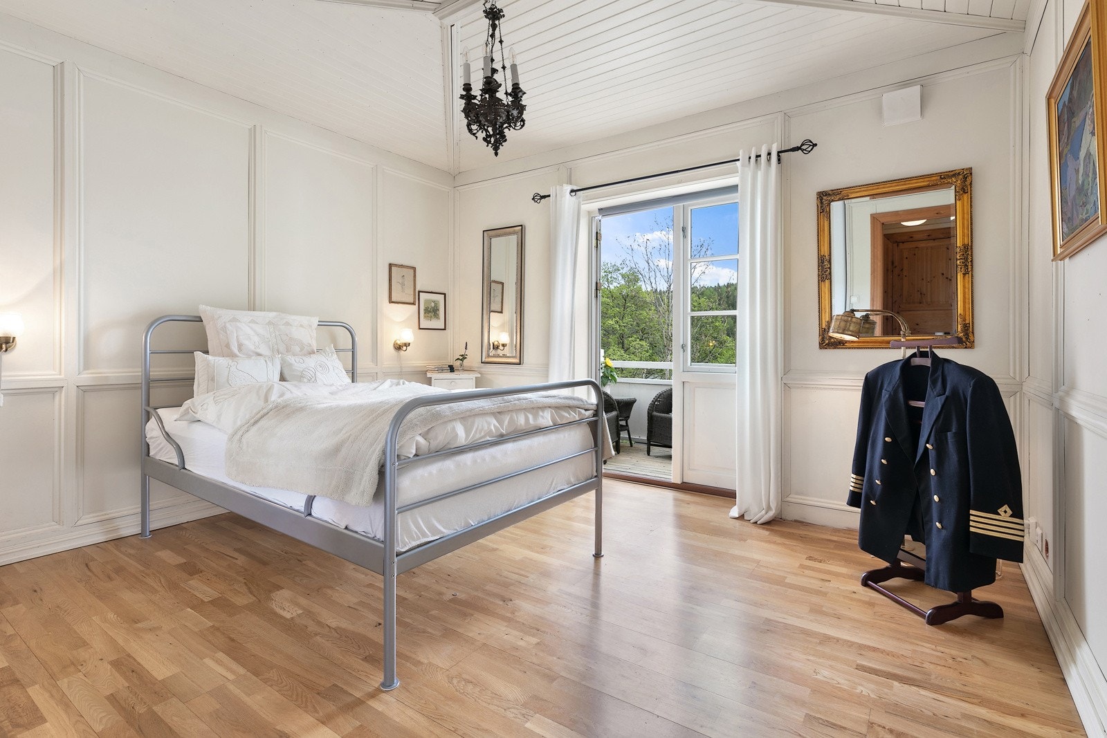 Romslig soverom med stor skyvedørsgarderobe og utgang til balkong Galleribilde