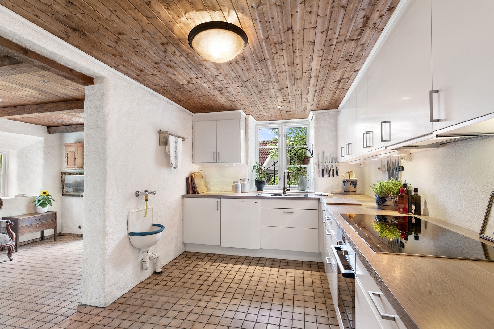 Stor innholdsrik kjøkkeninnredning Galleribilde