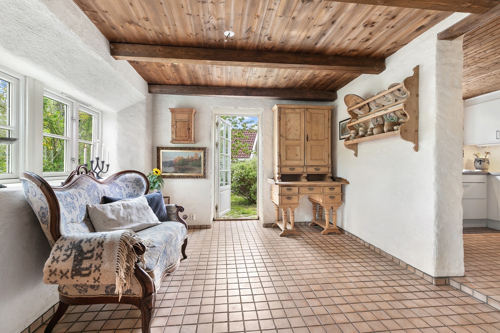 Fra spisestuen er det utgang til hagen, her ser du også inn til kjøkkenet til høyre Galleribilde