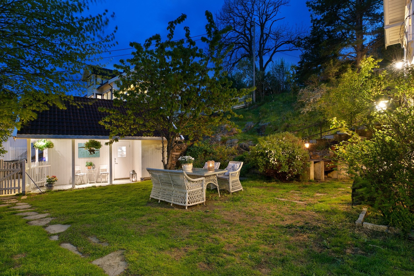 Fra bolig mot garasjen. Her finner du også en overbygget hyggelig uteplass Galleribilde