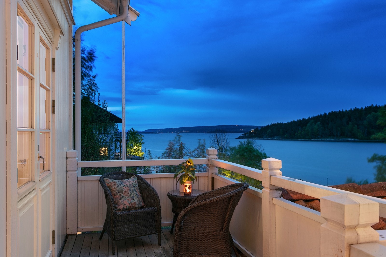 Balkongen har både utgang fra stue og soverom. Her nyter du rolige sommerdager Galleribilde