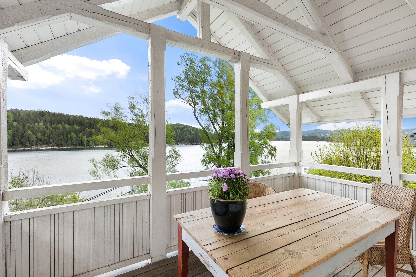 Her har man utsikt over fjorden i begge retninger og Gråøya rett frem Galleribilde