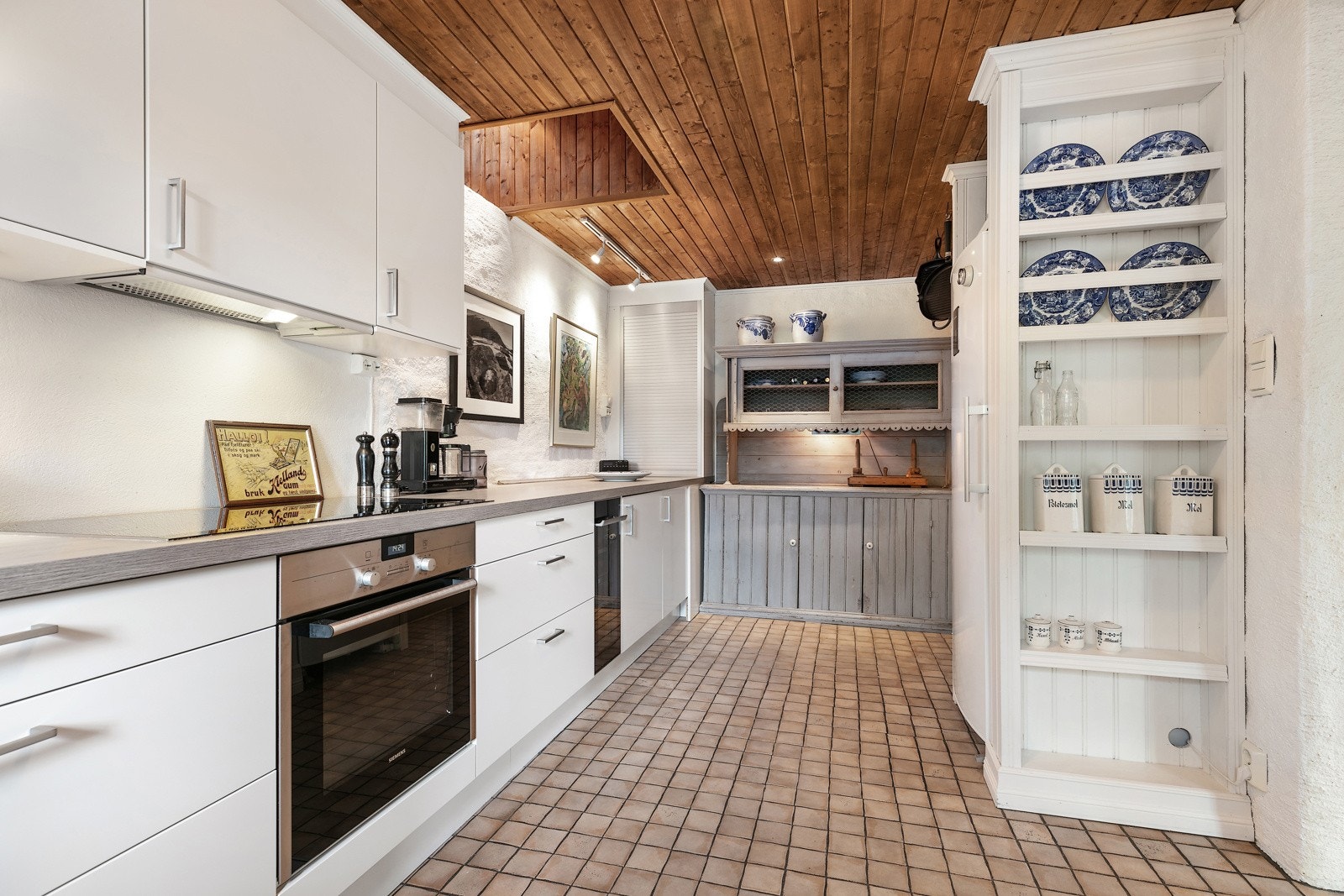 Nyere kjøkken fra Norema, godt med benkplass Galleribilde