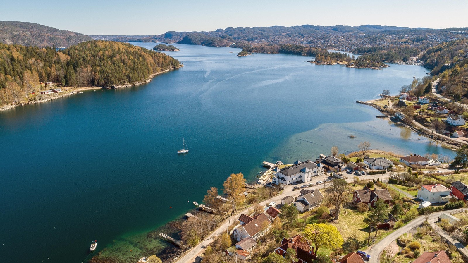 Dronefoto mot Vestfjorden og Sætre Galleribilde