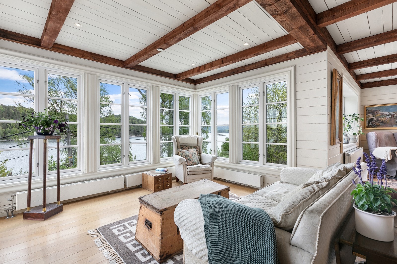 Stor åpen stue med mye lys i 1 etasje Galleribilde