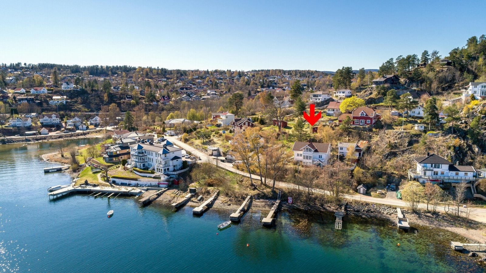 Dronefoto over brygge og boligen Galleribilde