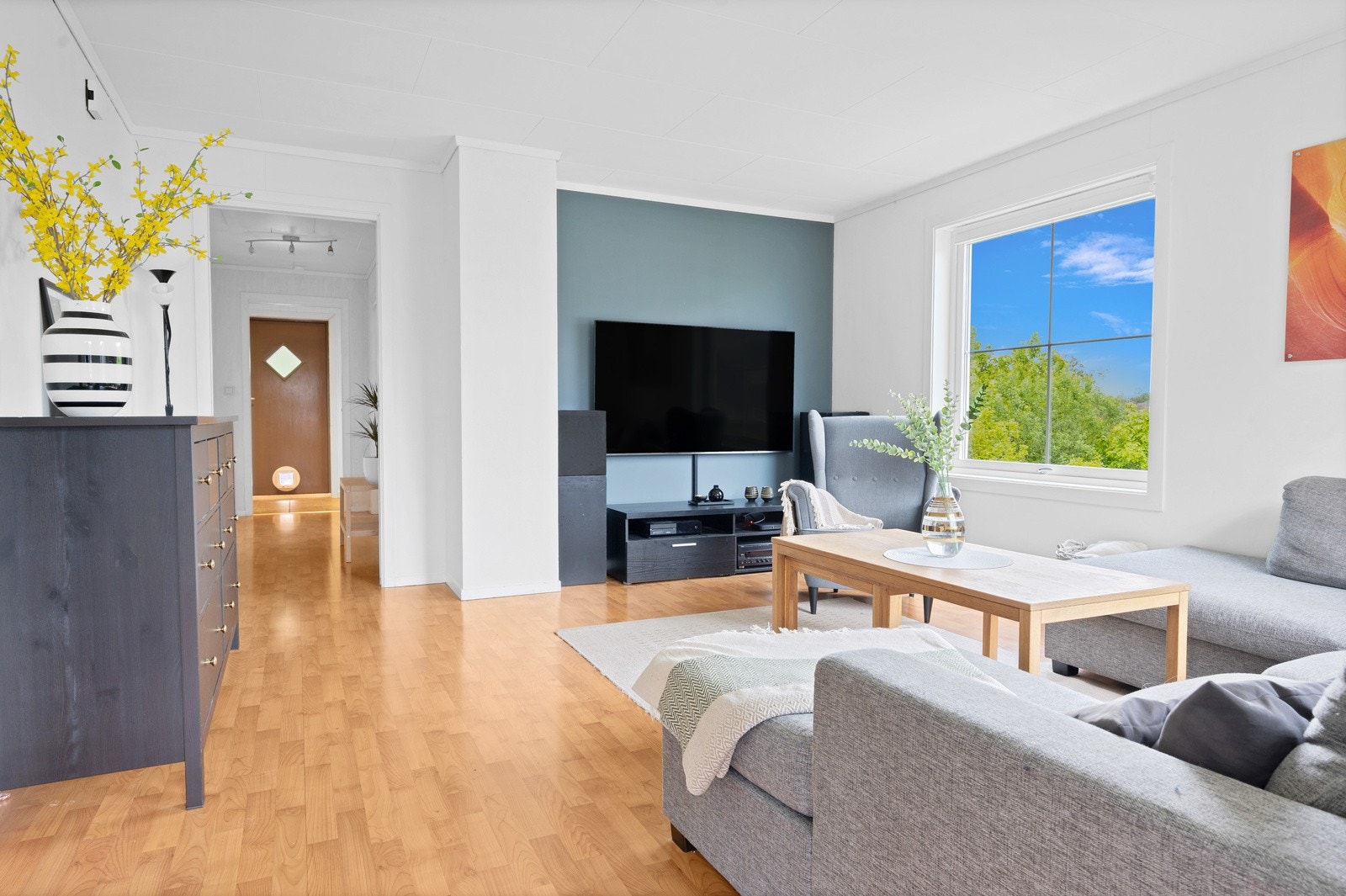 I stuen er det plass til stor sofa Galleribilde