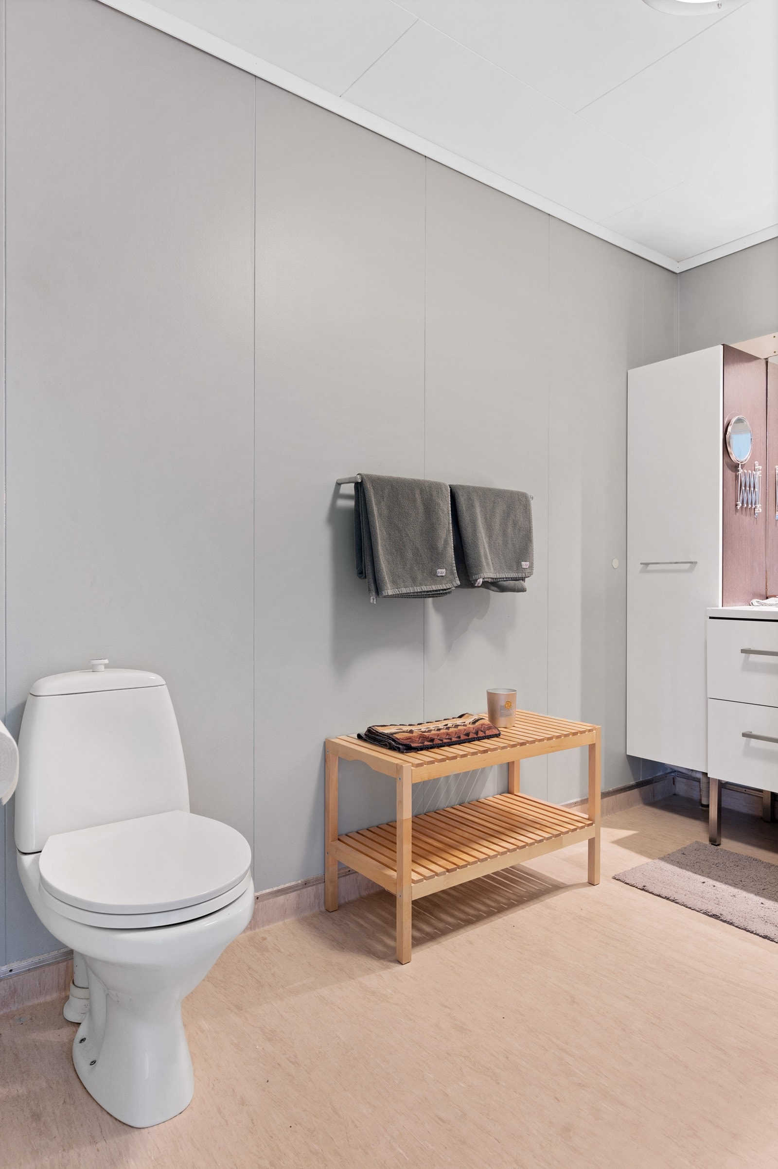 Badet har belegg på gulv og malte vegger Galleribilde