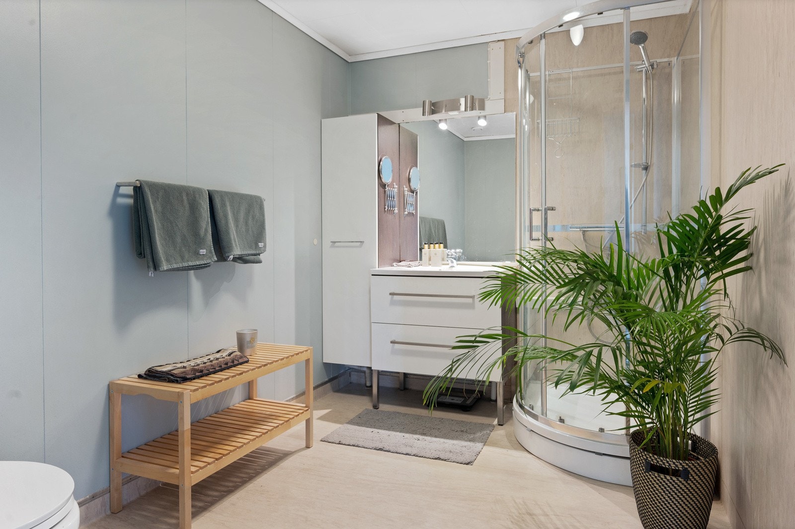 Romslig bad med dusjkabinett, baderomsinnredening med skap og wc Galleribilde