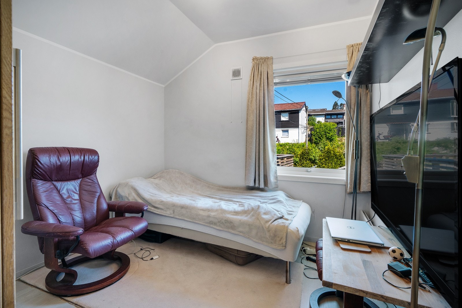 Alle soverom har laminat på gulv og er malt i lyse farger Galleribilde