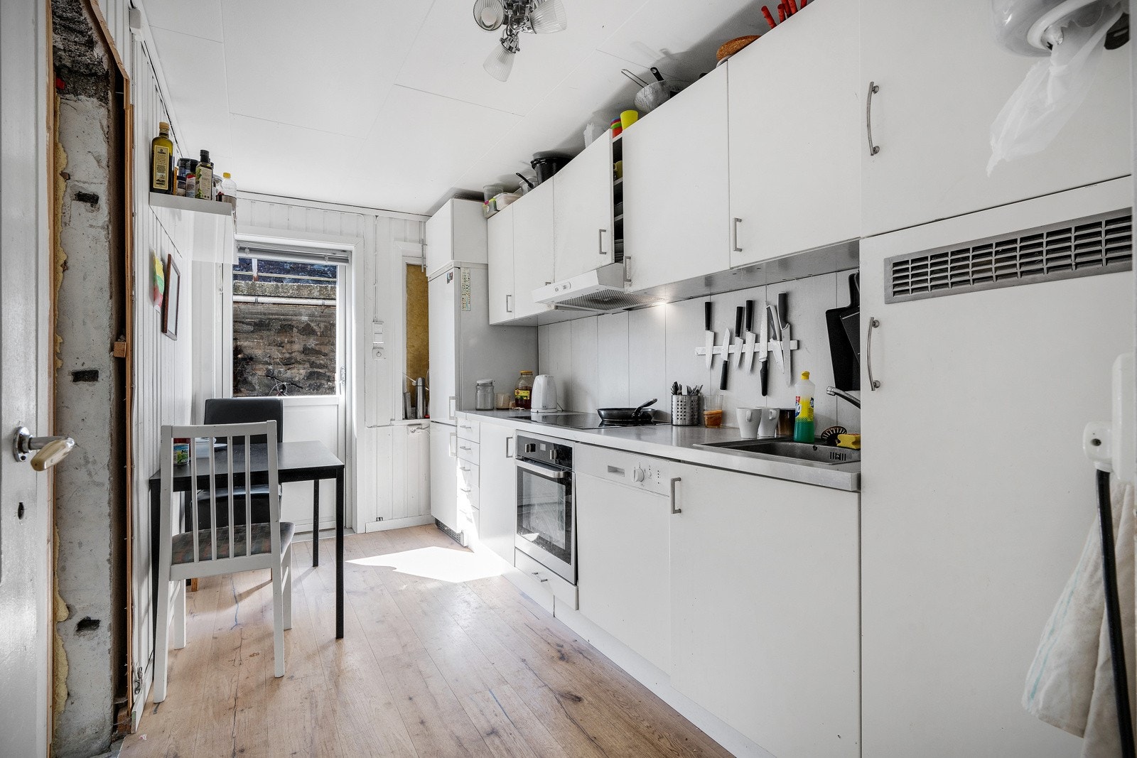 Kjøkkenet er praktisk med Ikea-innredning og integrert stekeovn, platetopp og oppvaskmaskin Galleribilde