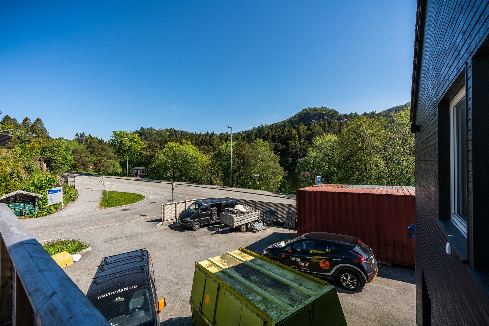 Pen beliggenhet i etablert boligområde Galleribilde