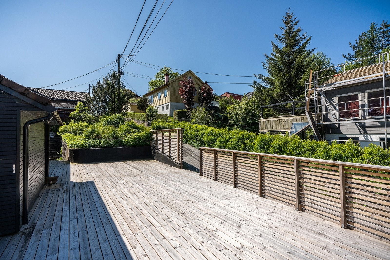 Terrassen er på hele 86,7 kvm og har meget god plass til flere sittegrupper Galleribilde