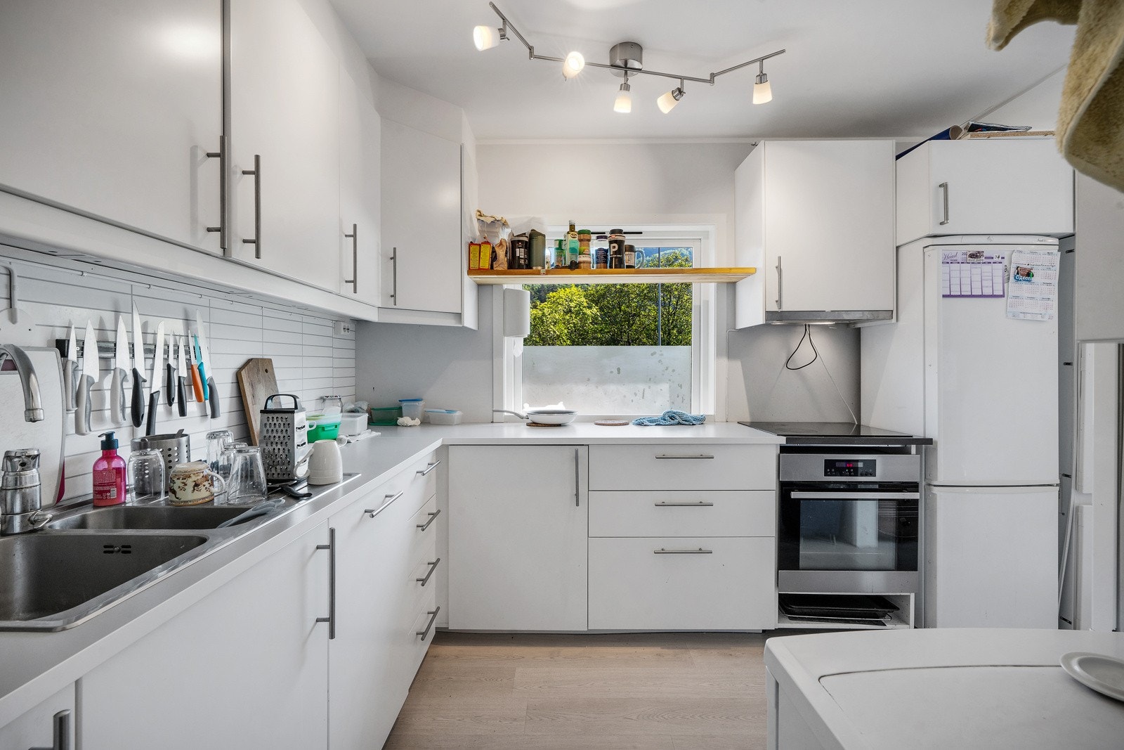 Romslig kjøkken med innredning fra Ikea Galleribilde