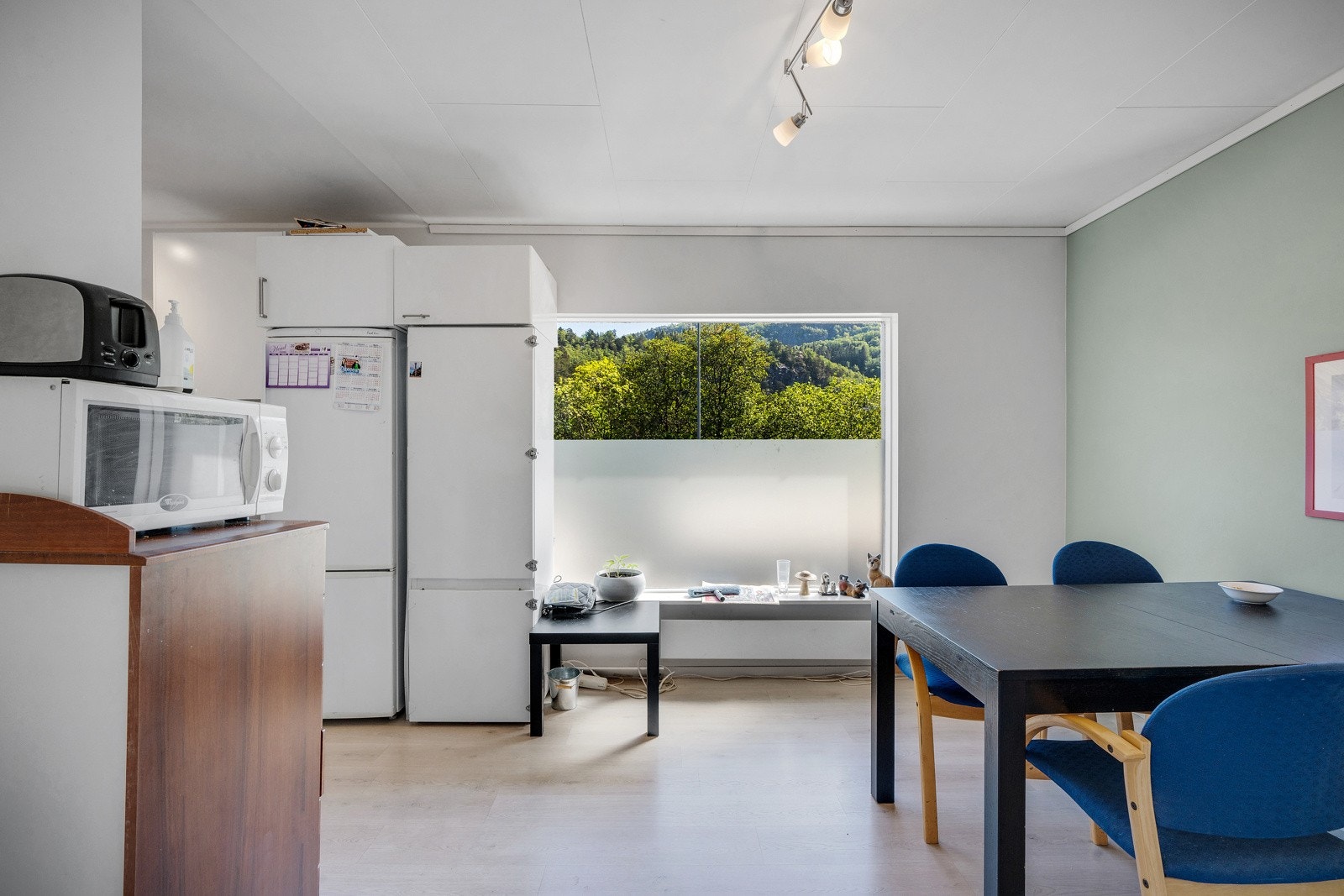 Stuen har plass til salong eller spisegruppe Galleribilde