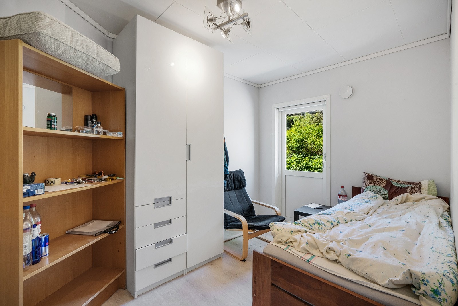 God plass til seng og garderobe Galleribilde