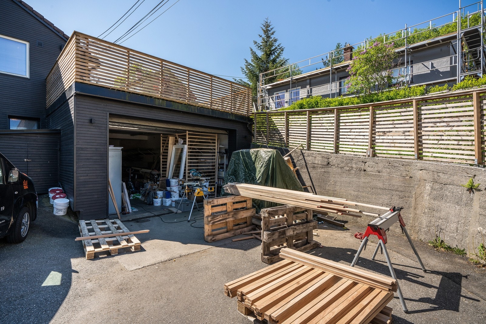 Stor garasje på 64 kvm. med god plass til biloppstilling og oppbevaring Galleribilde