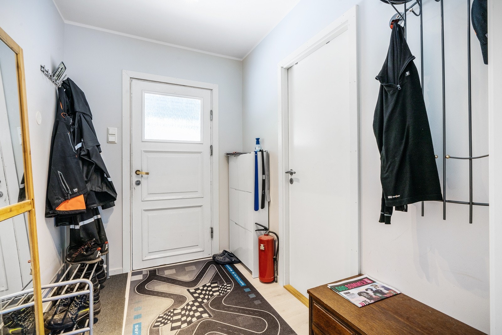 Lys entré med plass til å henge av seg yttertøyet Galleribilde