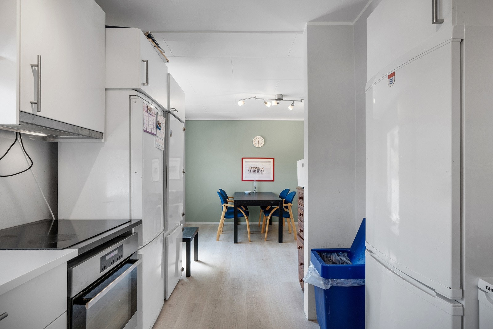 Her er god skap- og benkeplass, og åpen løsning til stue Galleribilde