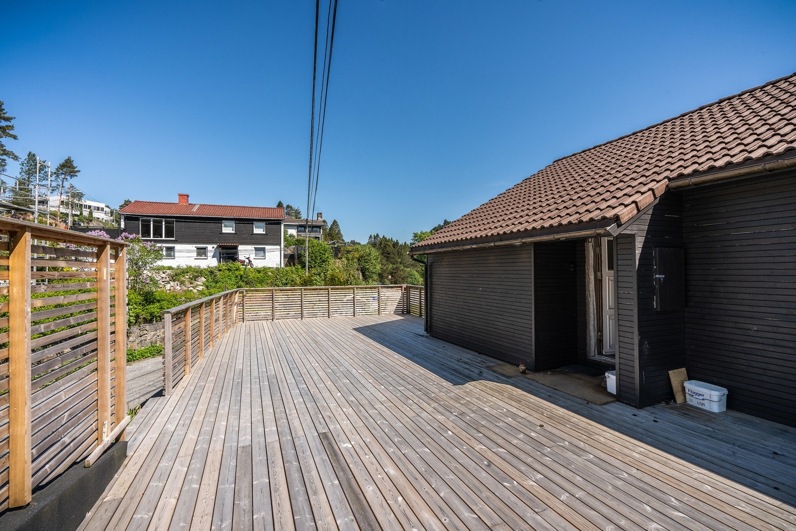 Ved inngangspartiet i 1.etasje er en stor, nordvestvendt terrasse Galleribilde
