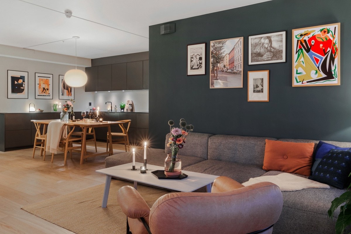 Stuen har god plass til en romslig sofagruppe, og mot kjøkkenet er det plass for et større spisebord. Galleribilde