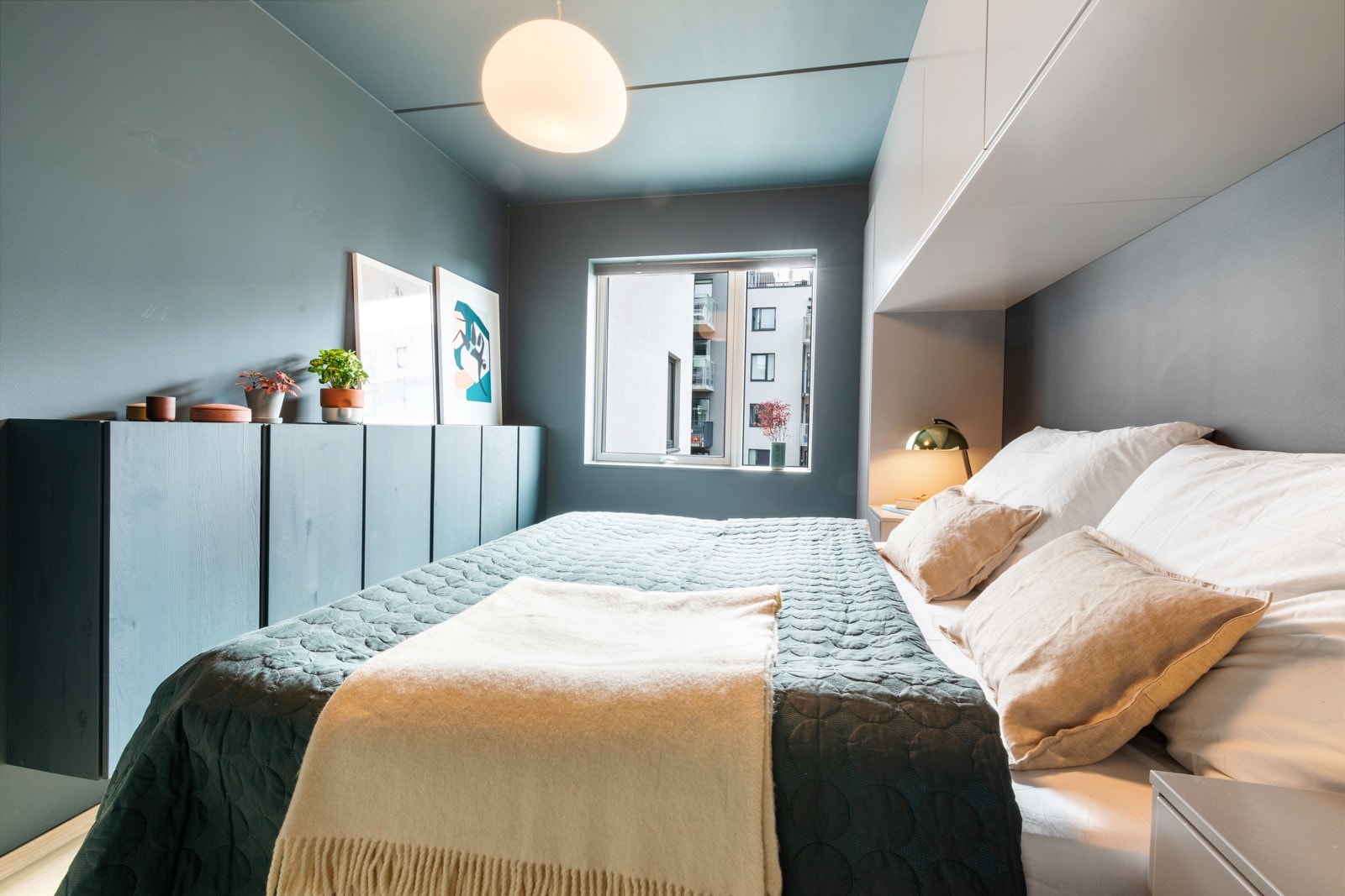Gode oppbevaringsmuligheter på soverommet med plassbygd garderobe. Galleribilde
